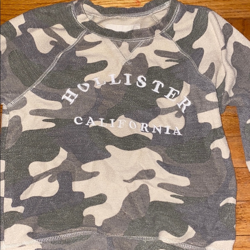 Hollister camouflage long sleeve/sweater (xs)